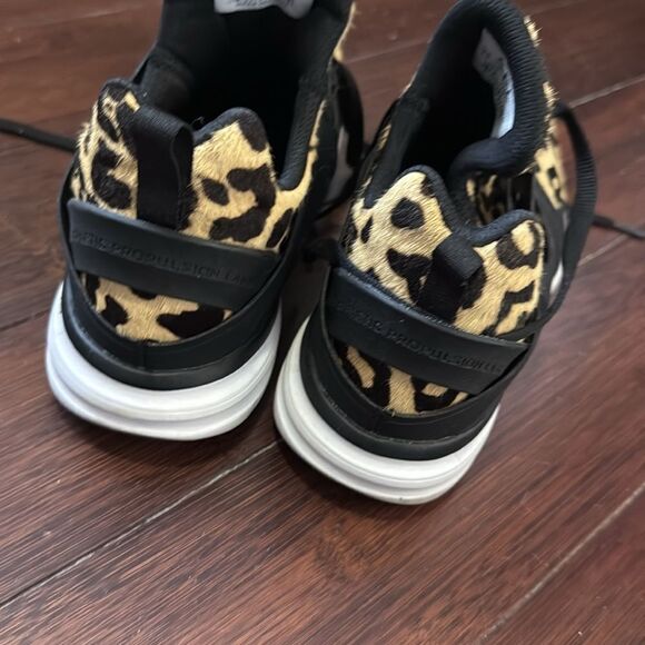 Cheetah Print APL Sneakers - Like New - Size 8.5 Super Comfortable - Picture 4 of 6